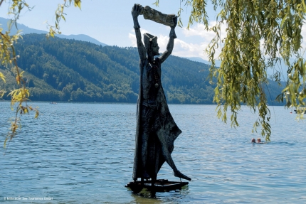 Statue im Millstätter See – Seevilla Cattina – Urlaub im Appartement am Millstätter See in Kärnten