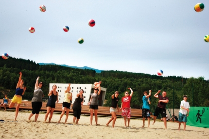 Beachvolleyball spielen am Beachvolleyballplatz des Hotel ROYAL X – Seevilla Cattina – Urlaub im Appartement am Millstätter See
