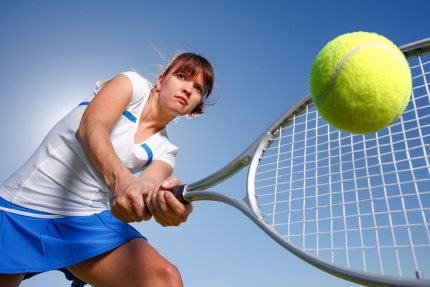 Tennis spielen auf den Freiplätzen oder in der Tennishalle des Sporthotels ROYAL X am Millstätter See – Schwesterhotel der Seevilla Cattina – Urlaub in Kärnten am See