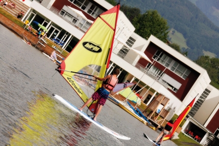 Windsurfen am Millstätter See beim Hotel ROYAL X – Seevilla Cattina – Urlaub im Appartement am See