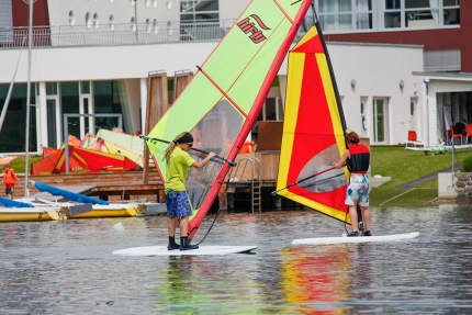 Windsurfen am Millstätter See beim Hotel ROYAL X – Seevilla Cattina – Urlaub im Appartement am See